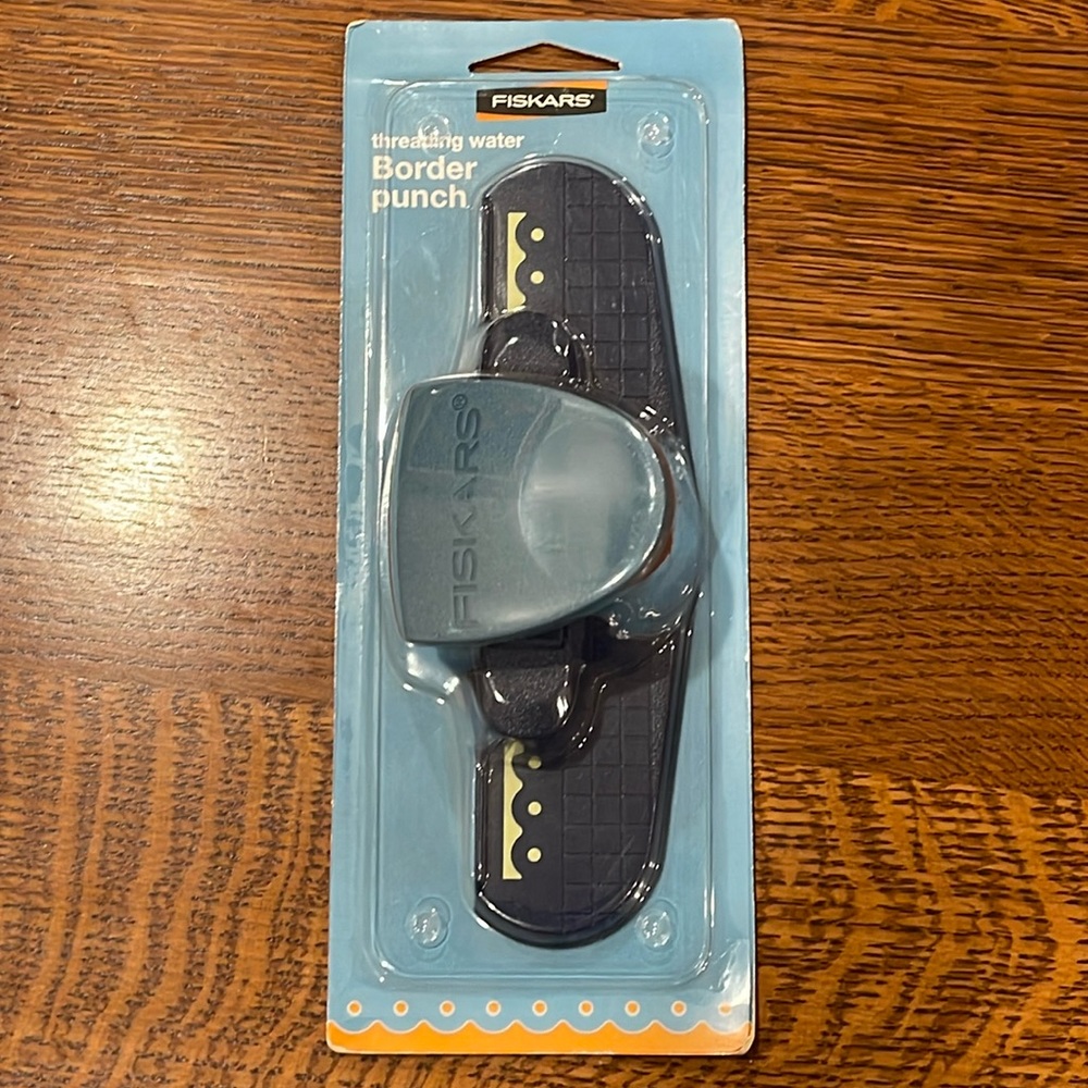 Brand new Fiskars Threading water border punch.